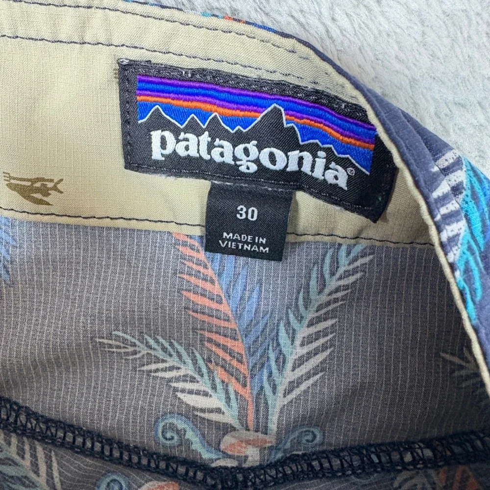 Patagonia Shorts Mens 30 Scallop Hem Board Shorts Tropical‎ Palm Mushroom Navy
